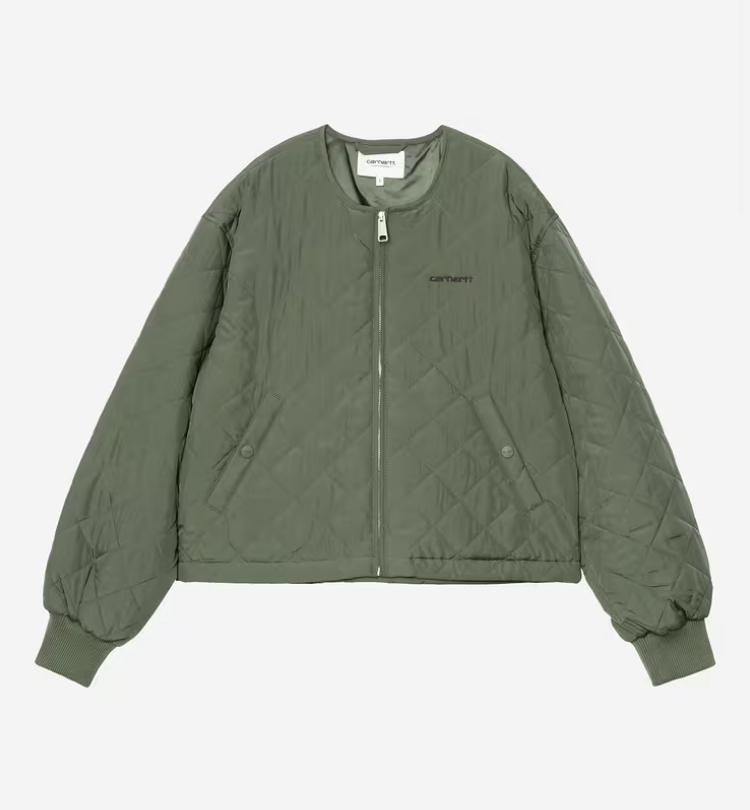 Een afbeelding van een groene jas van het kledingmerk Carhartt